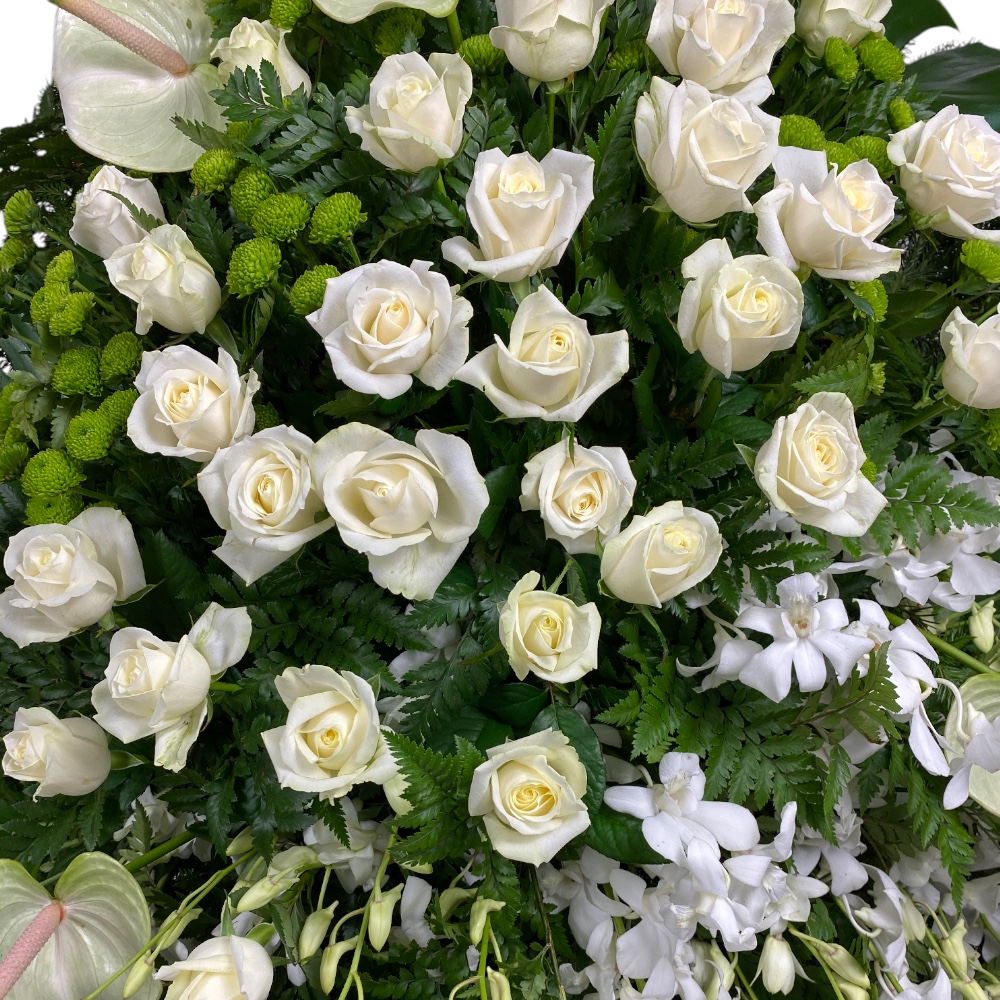 венок из живых цветов, венок на похороны, роза, орхидея, антуриум, траурный венок, цветы на похороны, ритуальные цветы.