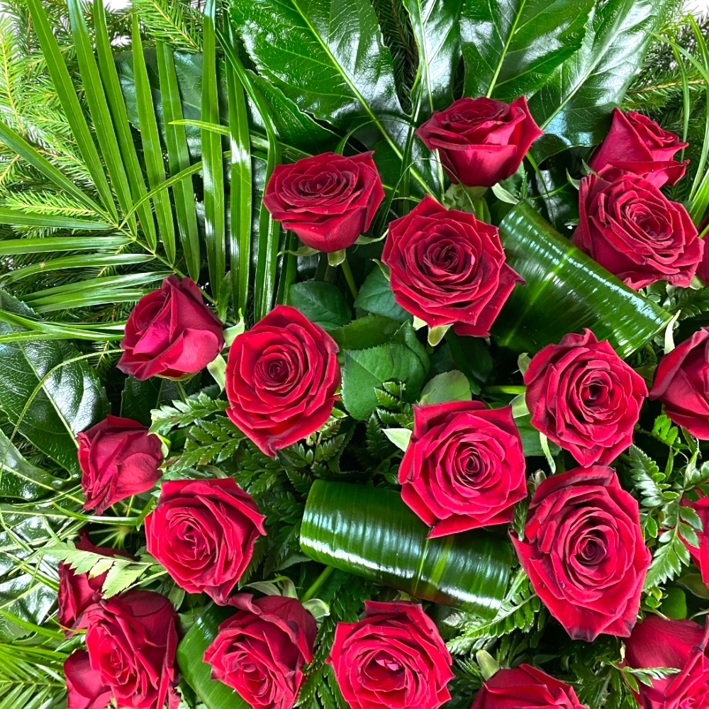 венок из живых цветов, венок на похороны, красные розы, RED NAOMI, траурный венок, цветы на похороны, ритуальные цветы, венок из роз.