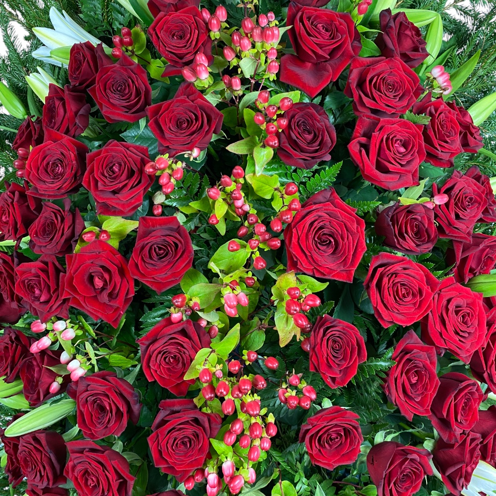 венок из живых цветов, венок на похороны, лилии, розы RED NAOMI, ягоды, траурный венок, цветы на похороны