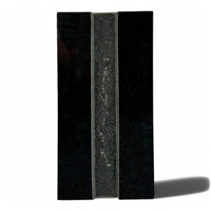 Арт. ВГ-020 Ваза гранитная Скала 1 на кладбище 30 см. Габбро-диабаз гранит