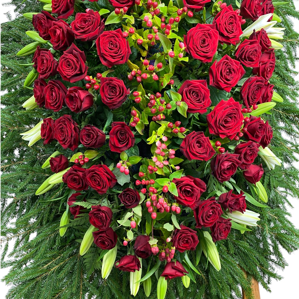 венок из живых цветов, венок на похороны, лилии, розы RED NAOMI, ягоды, траурный венок, цветы на похороны