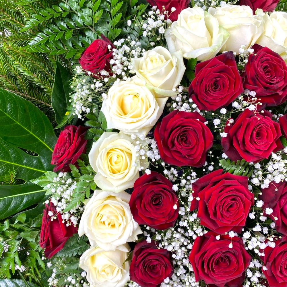 венок на похороны, венок из живых цветов, розы ред наоми, лилии, гипсофила, траурный венок, цветы на похороны.