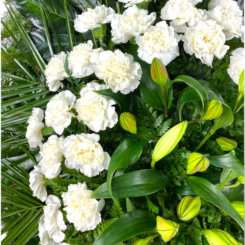 венок из живых цветов, венок на похороны, лилии, гвоздики, ритуальные цветы, траурные цветы, похоронные атрибуты, флористика для прощания.