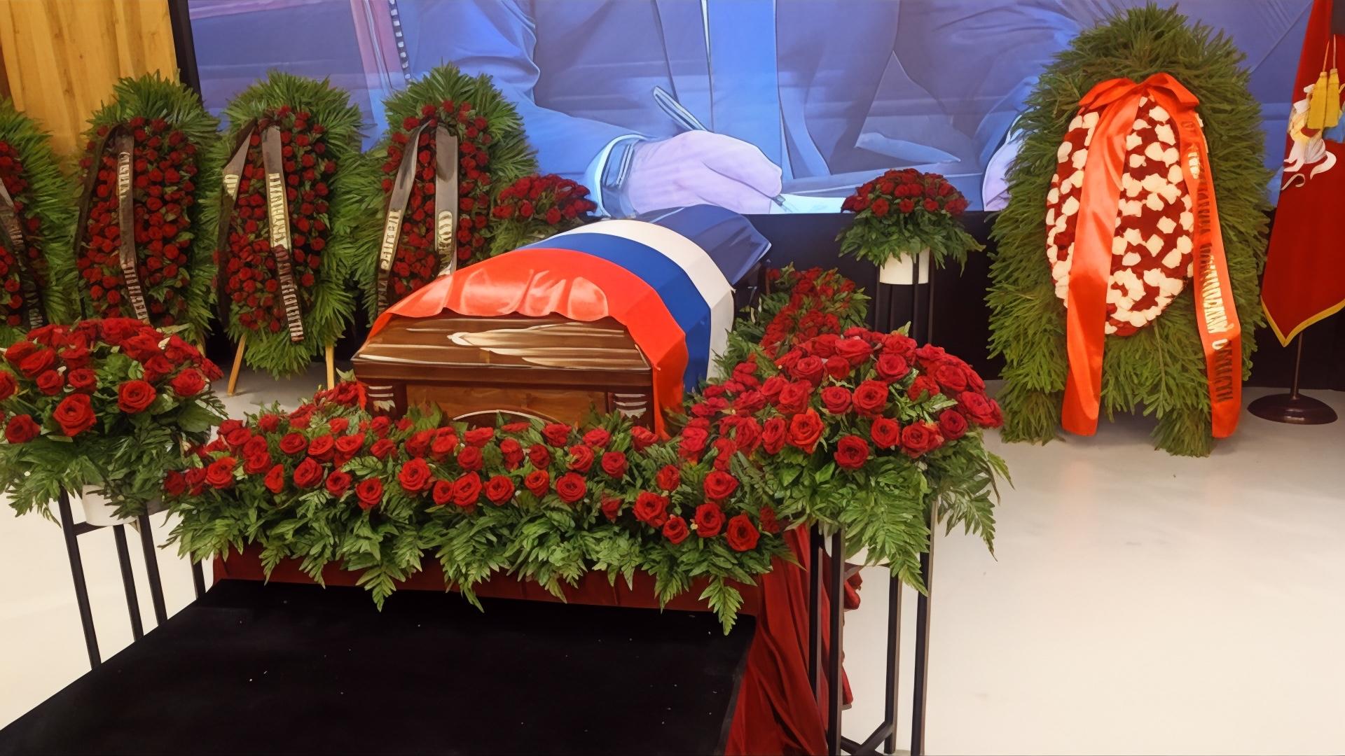 Оформление зала прощания живыми цветами и венками