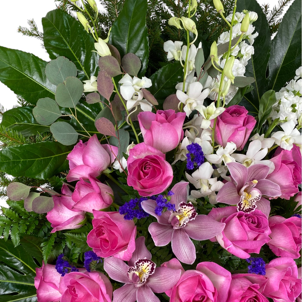 венок на похороны, венок из живых цветов, траурный венок, малиновые розы, орхидеи, лилии, цветы на похороны.