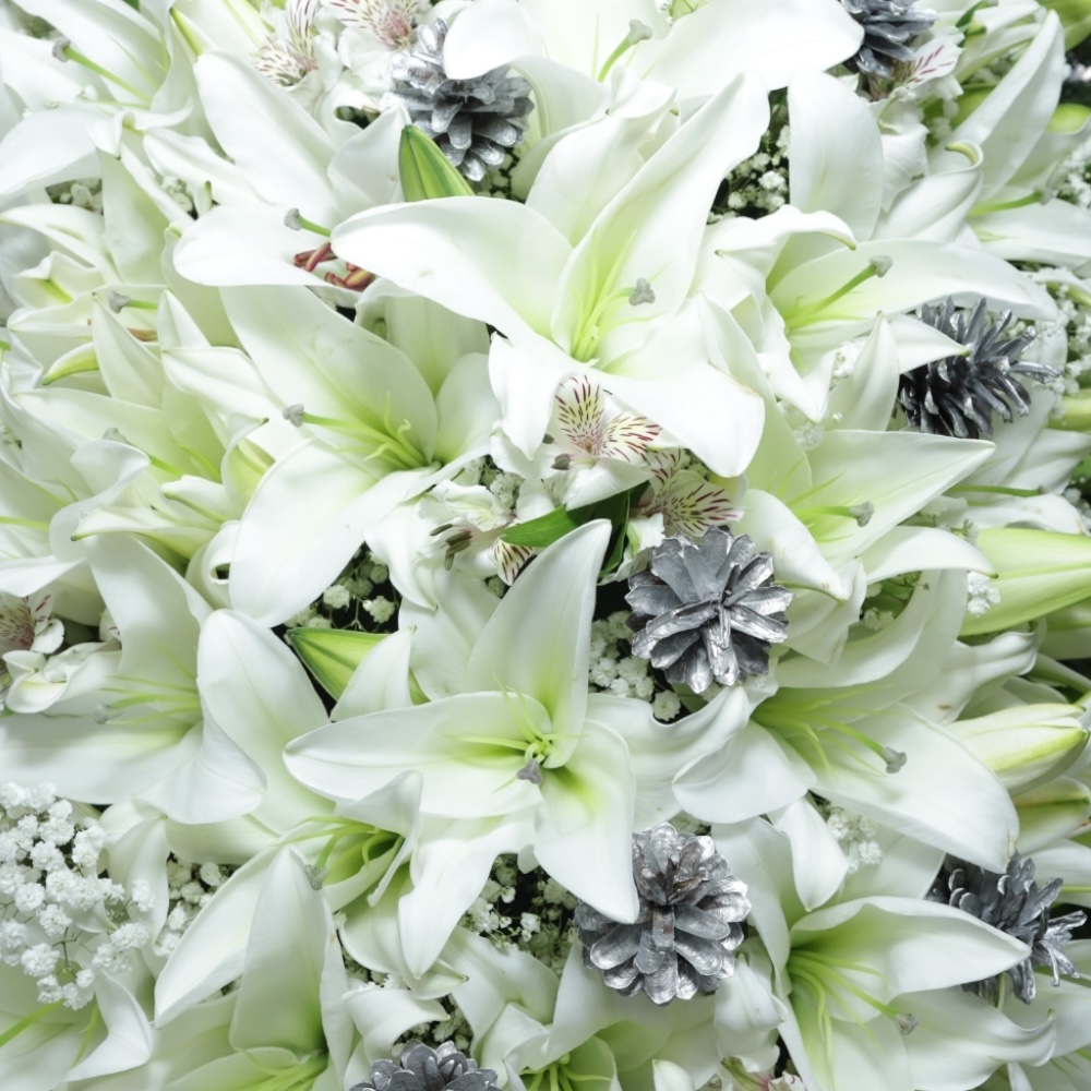 венок из живых цветов, венок из лилий, похоронный венок, белоснежные цветы, ритуальные цветы, артикул ВЖ-041, венок на похороны.