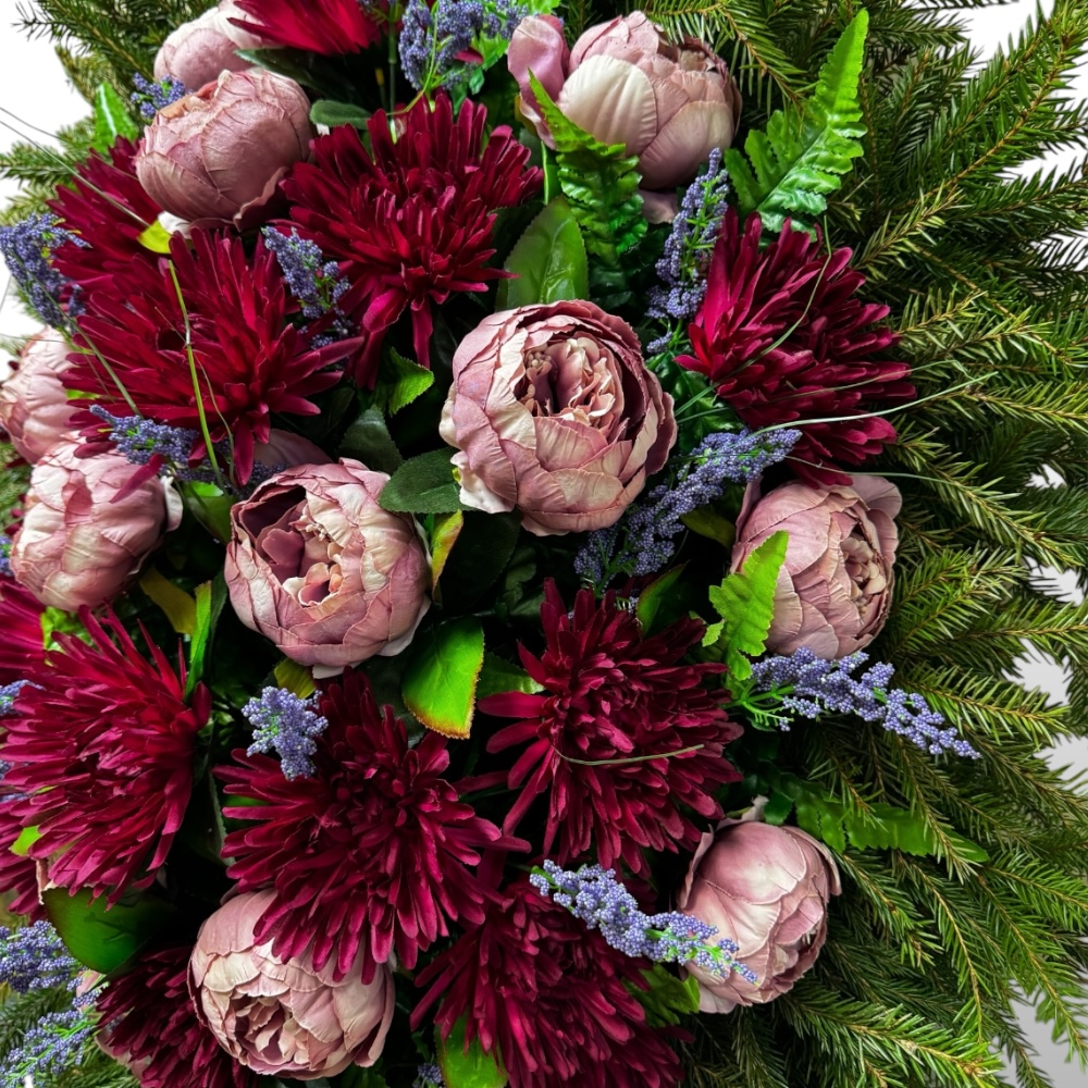 венок на похороны, венок с хвоей, венок с живыми цветами, похоронный венок, артикул ВК-001, венок на подставке, ритуальный венок, венок с искусственными цветами.