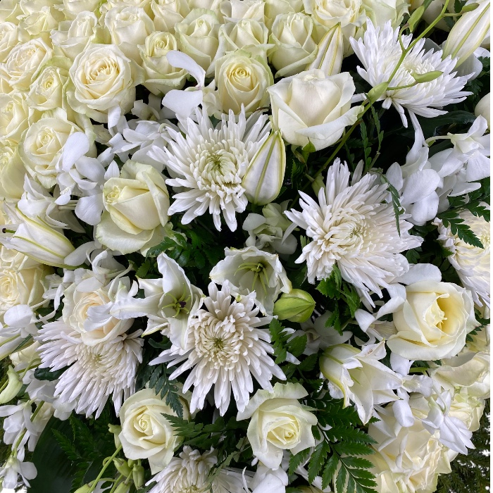 венок сердце, живые цветы, венок на похороны, белые розы, хризантемы, орхидеи, лилии, траурная флористика, ритуальные цветы.