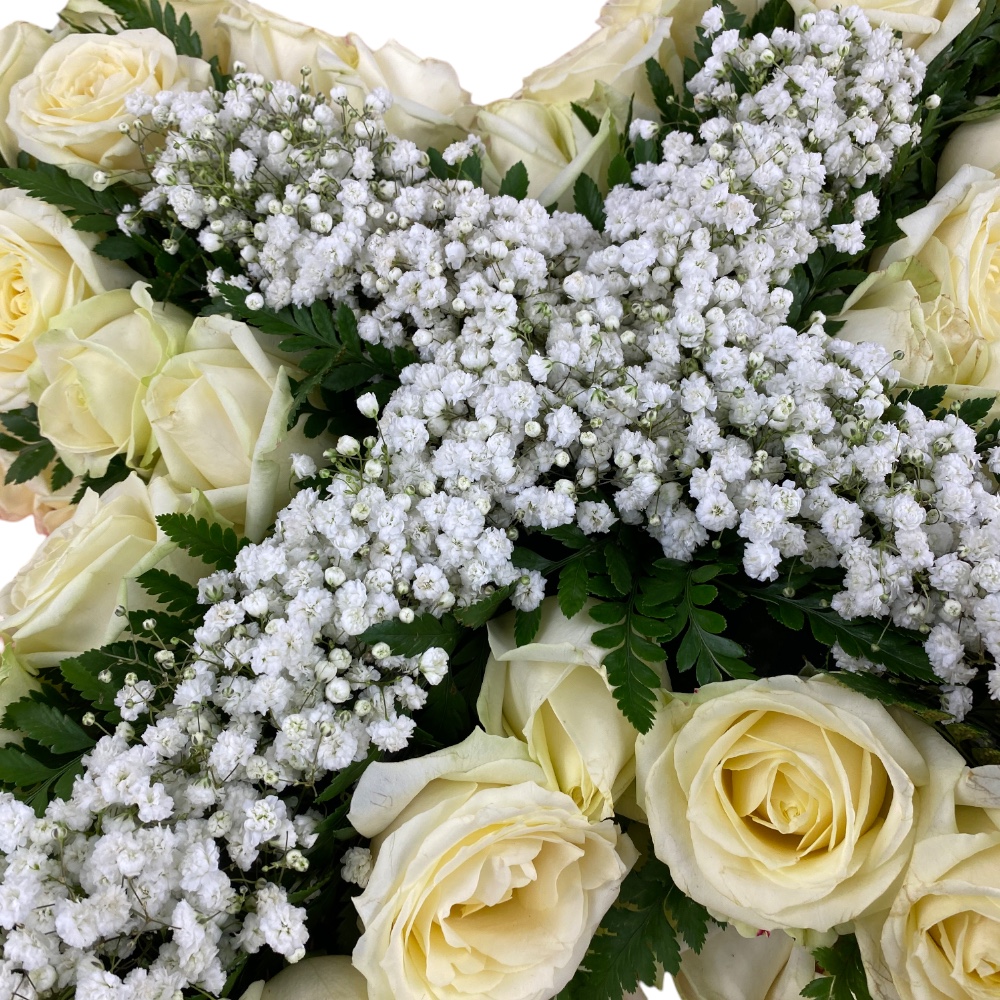 Крест из живых цветов, похороны, венок на похороны, белые розы, гипсофила, ритуальные цветы, траурные цветы, артикул Вж-033.