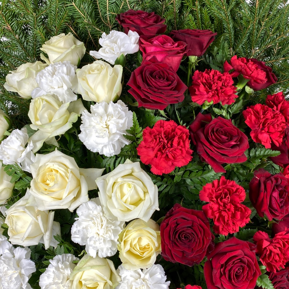 венок из живых цветов, венок на похороны, белые и красные цветы, гвоздики и розы, траурный венок, ритуальные цветы, артикул ВЖ-007