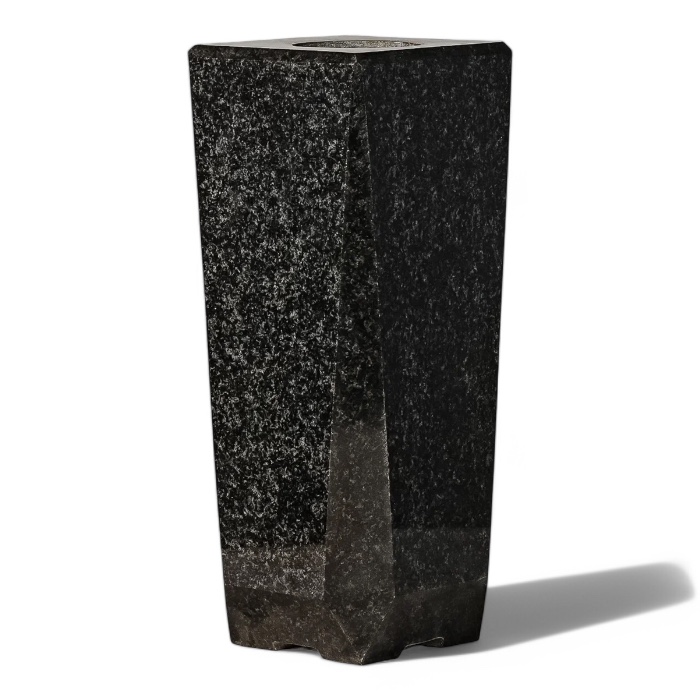 Арт. ВГ-023 Ваза гранитная квадратная Т30 на кладбище 30 см. Габбро-диабаз гранит