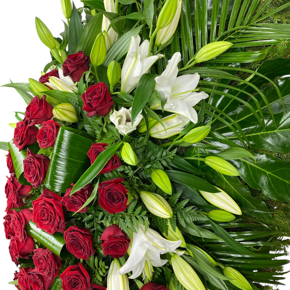 венок из живых цветов, венок на похороны, лилии и розы, траурный венок, цветы на похороны, ритуальные цветы, венок артикул ВЖ-011