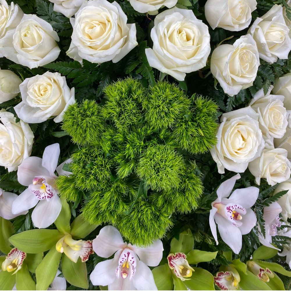 венок из живых цветов, венок на похороны, белые розы, орхидеи, траурный венок, цветы на похороны, ритуальные цветы, венок артикул ВЖ-031