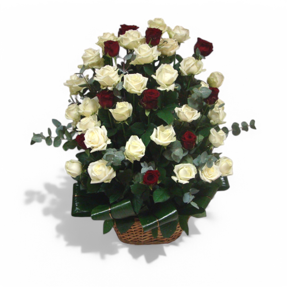 траурная корзина, белые розы, красные розы, живые цветы, траурные цветы, цветы на похороны, цветы на могилу