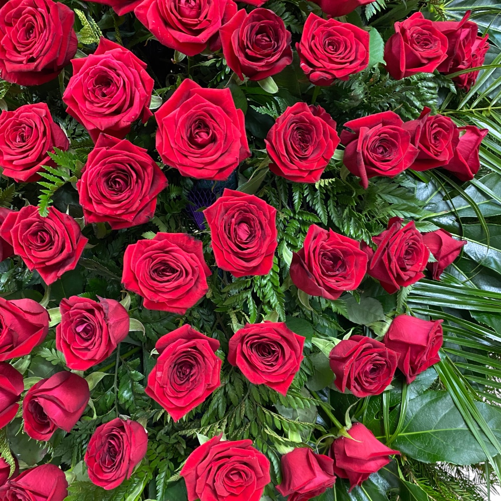 траурный венок, живые цветы, красные розы, венок на похороны, возложение, VIP-венок, артикул ВЖ-005, RED NAOMI.