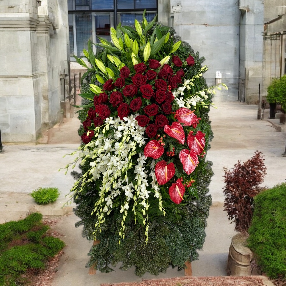 венок на похороны, венок из живых цветов, похоронный венок, лилии, антуриум, розы, орхидеи, гиперикум, цветы на похороны, траурный венок.