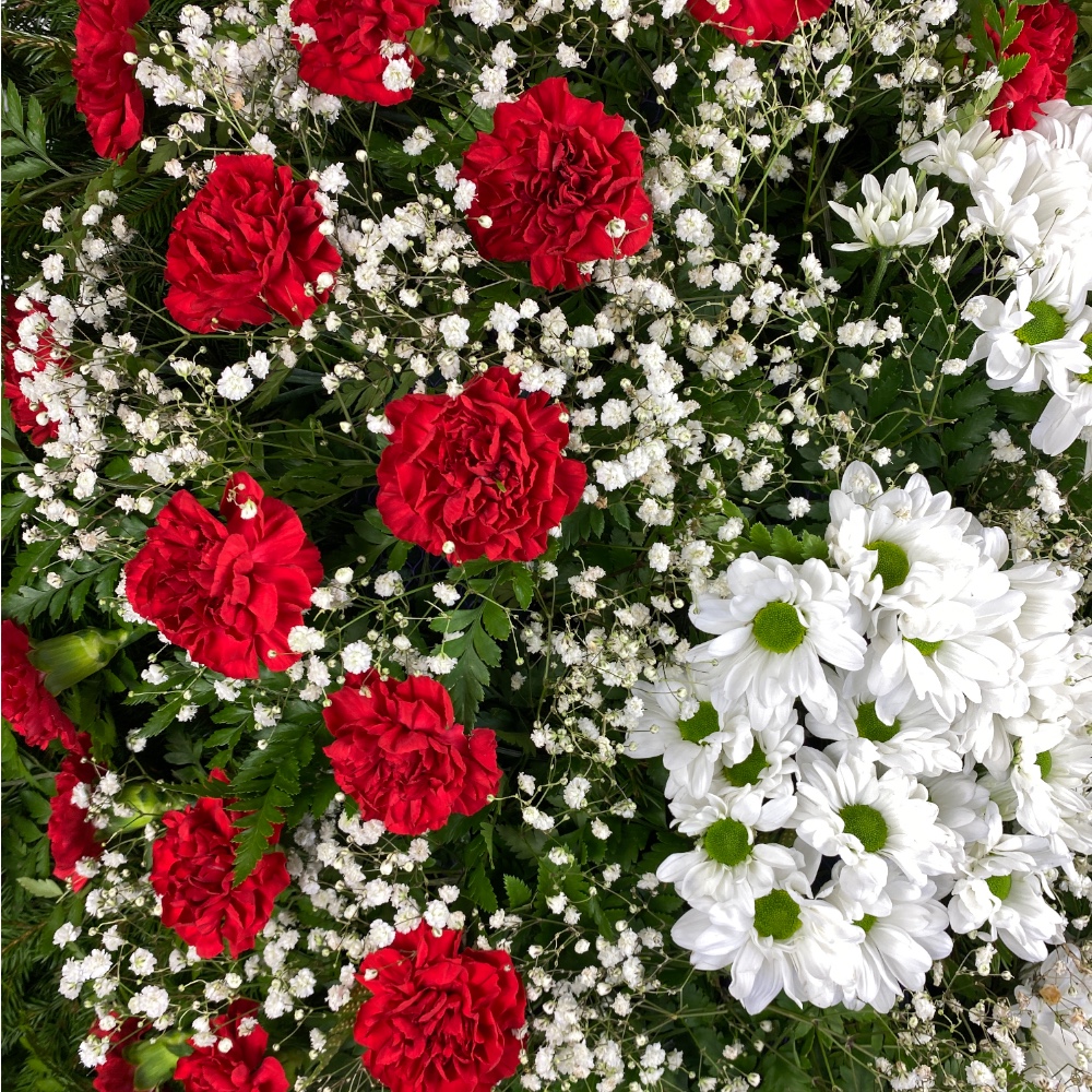 венок на похороны, венок из живых цветов, хризантемы, гвоздики, гипсофила, ритуальные цветы, траурные цветы, похоронные атрибуты, венок артикул ВЖ-016.