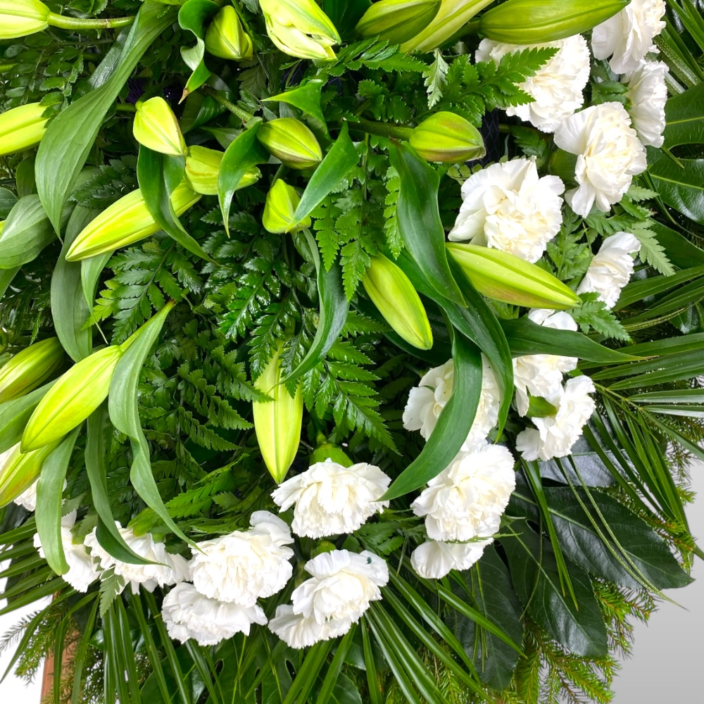 венок из живых цветов, венок на похороны, лилии, гвоздики, ритуальные цветы, траурные цветы, похоронные атрибуты, флористика для прощания.