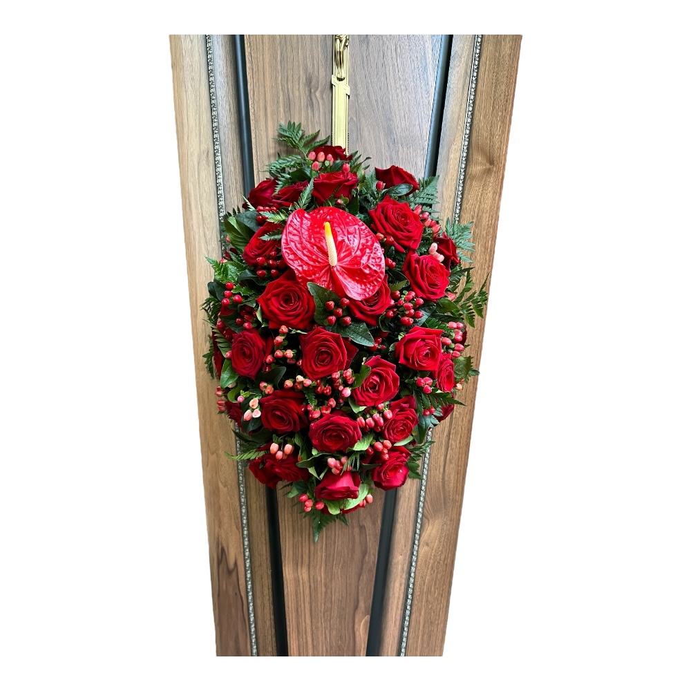 Арт. ТК-019 Траурная композиция из живых цветов на гроб: Розы, гиперикуп, антуриум 100 см.