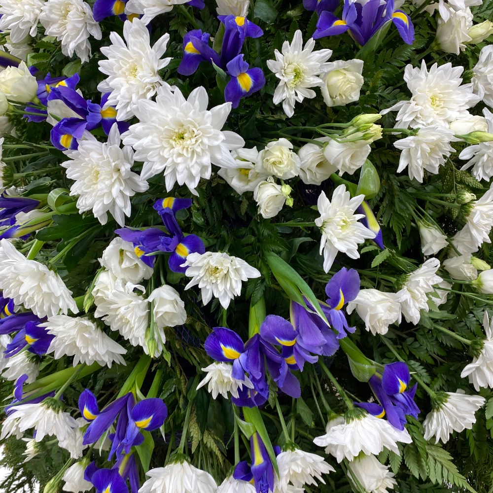 венок на похороны, венок из живых цветов, хризантемы, ирисы, лизиантус, траурный венок, ритуальные цветы, венок артикул ВЖ-026