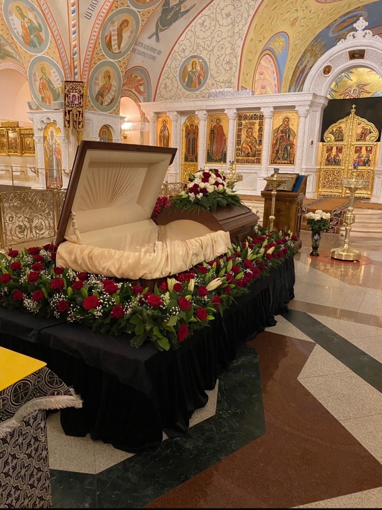 оформление в храме живыми цветами, постамент вокруг гроба цветами, венки из живых цветов для храма, бордюр из цветов вокруг гроба в храме, заказать оформление постамента в храме, цена оформления в храме венками, траурные венки для отпевания в храме, живые цветы для зала прощания в храме, примеры текста на ленту для венка в храме, купить венки из живых цветов для храма, доставка оформления храма живыми цветами 24/7, оформление постамента и венков в храме москва, лучшие венки из живых цветов для отпевания, заказать бордюр цветов вокруг гроба в храме, оформление в храме госритуал24 отзывы