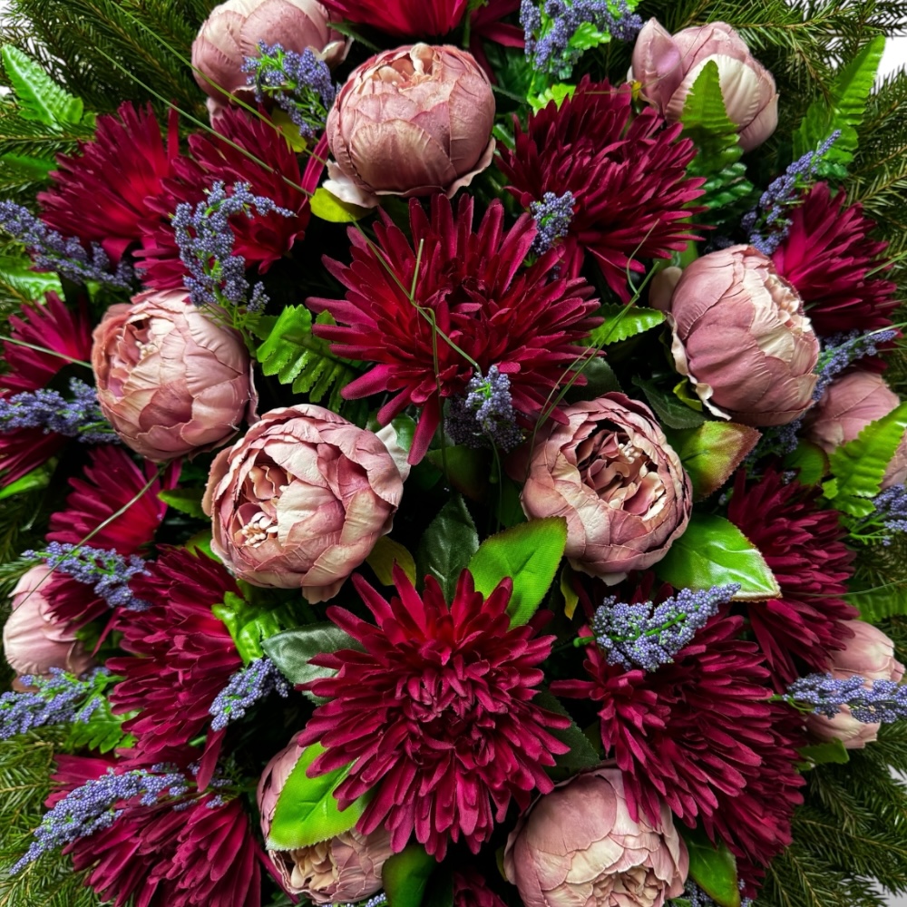 венок на похороны, венок с хвоей, венок с живыми цветами, похоронный венок, артикул ВК-001, венок на подставке, ритуальный венок, венок с искусственными цветами.