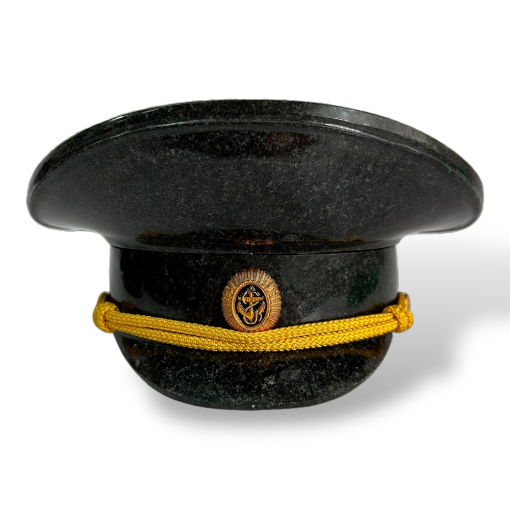 Фуражка гранитная, гранитная фуражка на памятник, артикул БГ-001, памятные аксессуары, гранитные изделия, мемориальные элементы, гранитный декор, надгробные украшения.