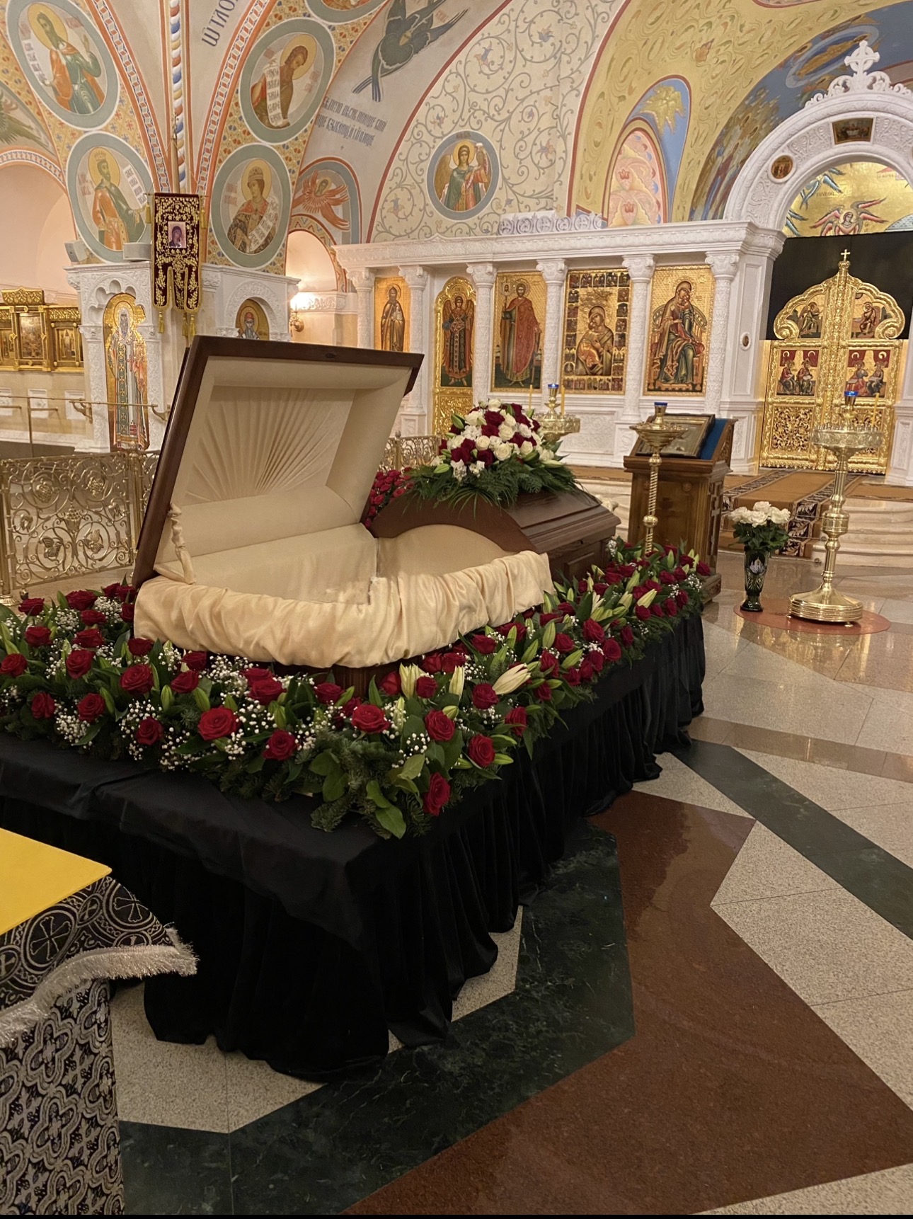 оформление в храме живыми цветами, постамент вокруг гроба цветами, венки из живых цветов для храма, бордюр из цветов вокруг гроба в храме, заказать оформление постамента в храме, цена оформления в храме венками, траурные венки для отпевания в храме, живые цветы для зала прощания в храме, примеры текста на ленту для венка в храме, купить венки из живых цветов для храма, доставка оформления храма живыми цветами 24/7, оформление постамента и венков в храме москва, лучшие венки из живых цветов для отпевания, заказать бордюр цветов вокруг гроба в храме, оформление в храме госритуал24 отзывы