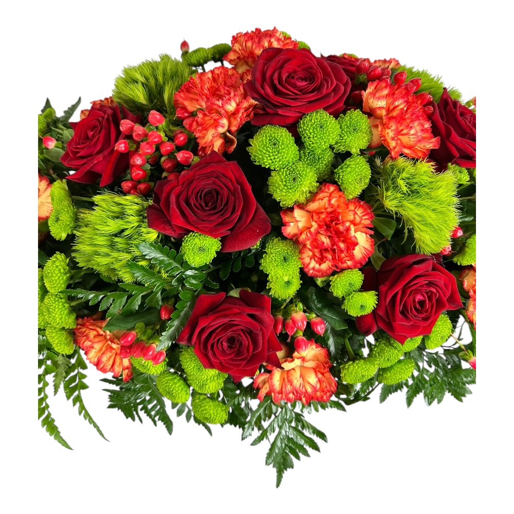 Траурная композиция, живые цветы, розы, гвоздики, хризантемы, зелень, гиперикум, цветы на гроб, ритуальные цветы, траурные букеты.