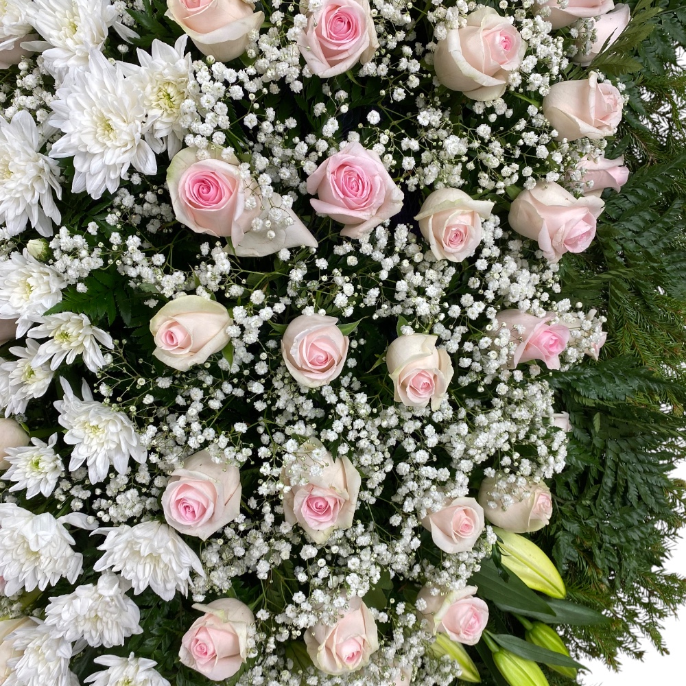 венок на похороны, венок из живых цветов, розовые розы, хризантемы, лилии, траурный венок, цветы на похороны.