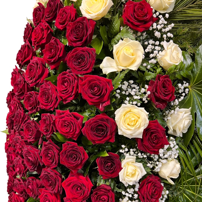 Траурный венок, живые цветы, красные и белые розы, похоронный венок, венок на похороны, артикул ВЖ-002.