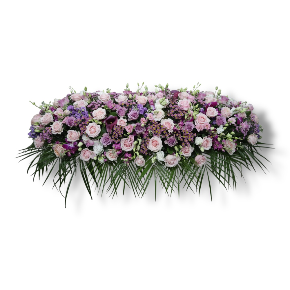 Арт. ТК-026 Траурная композиция из живых цветов на гроб: Розы, орхидеи, лищиантус, каллы, ромашки 100 см.