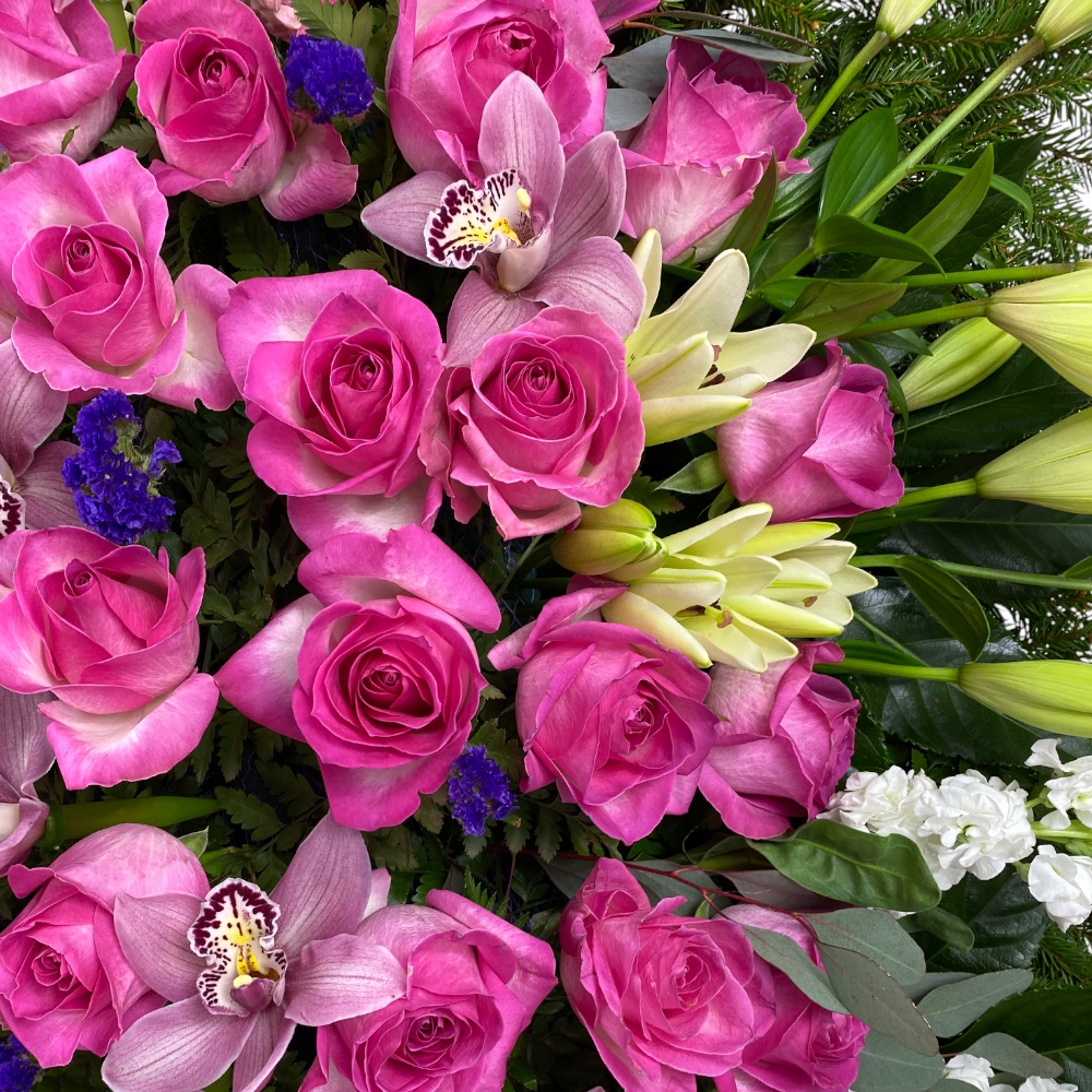 венок на похороны, венок из живых цветов, траурный венок, малиновые розы, орхидеи, лилии, цветы на похороны.