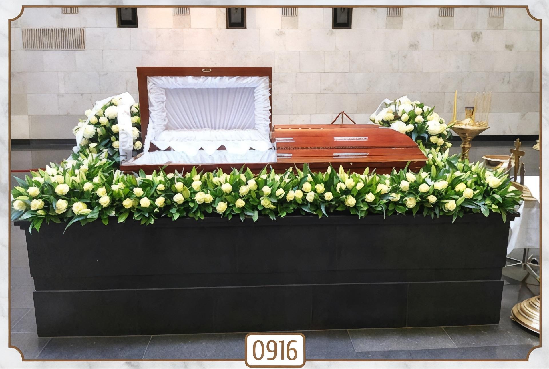 Оформление траурного зала из белоснежных роз и лилий