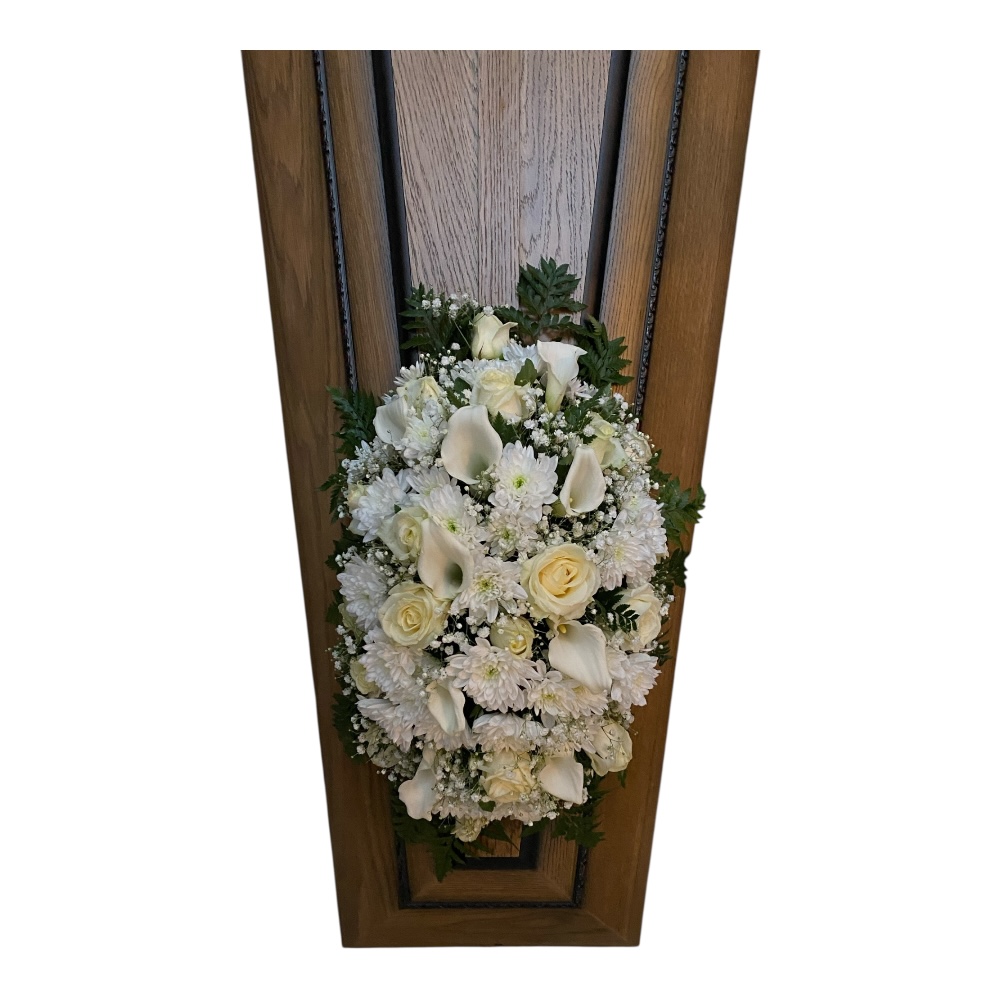 Арт. ТК-017 Траурная композиция из живых цветов на гроб: Розы, хризантемы, калы, гипсофилы 100 см.