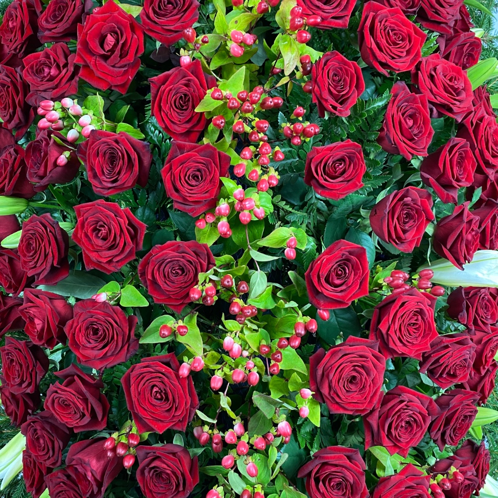 венок из живых цветов, венок на похороны, лилии, розы RED NAOMI, ягоды, траурный венок, цветы на похороны