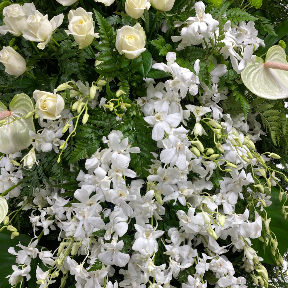 венок из живых цветов, венок на похороны, роза, орхидея, антуриум, траурный венок, цветы на похороны, ритуальные цветы.