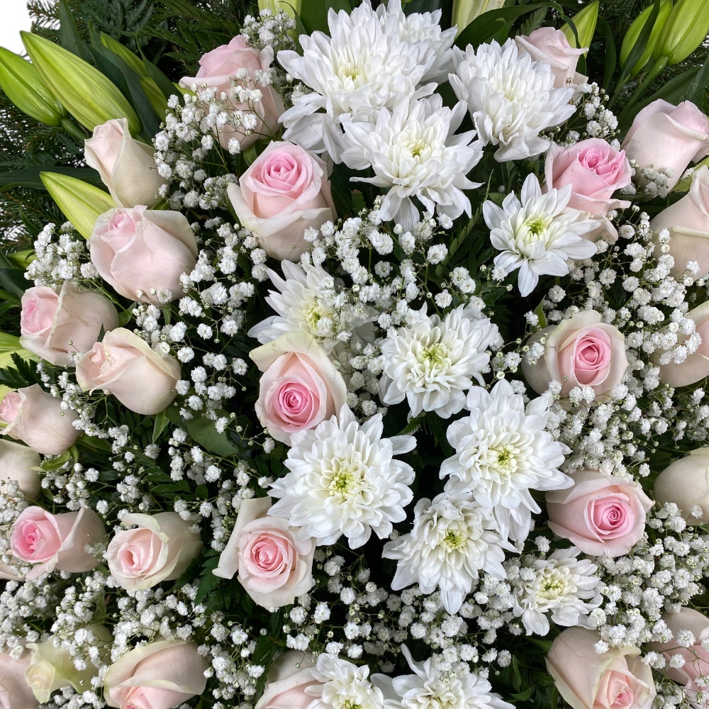 венок на похороны, венок из живых цветов, розовые розы, хризантемы, лилии, траурный венок, цветы на похороны.