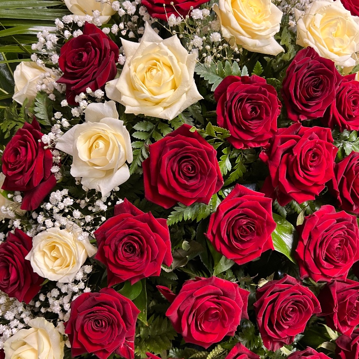 Траурный венок, живые цветы, красные и белые розы, похоронный венок, венок на похороны, артикул ВЖ-002.