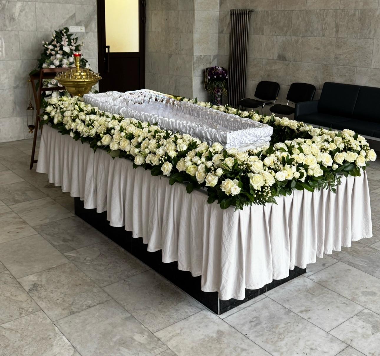 венки из живых цветов купить, венки из свежих цветов на похороны, заказать венок из роз, траурные венки из живых цветов цена, венки из хризантем с доставкой, свежие венки на могилу, похоронные венки из натуральных цветов, венки из гвоздик недорого