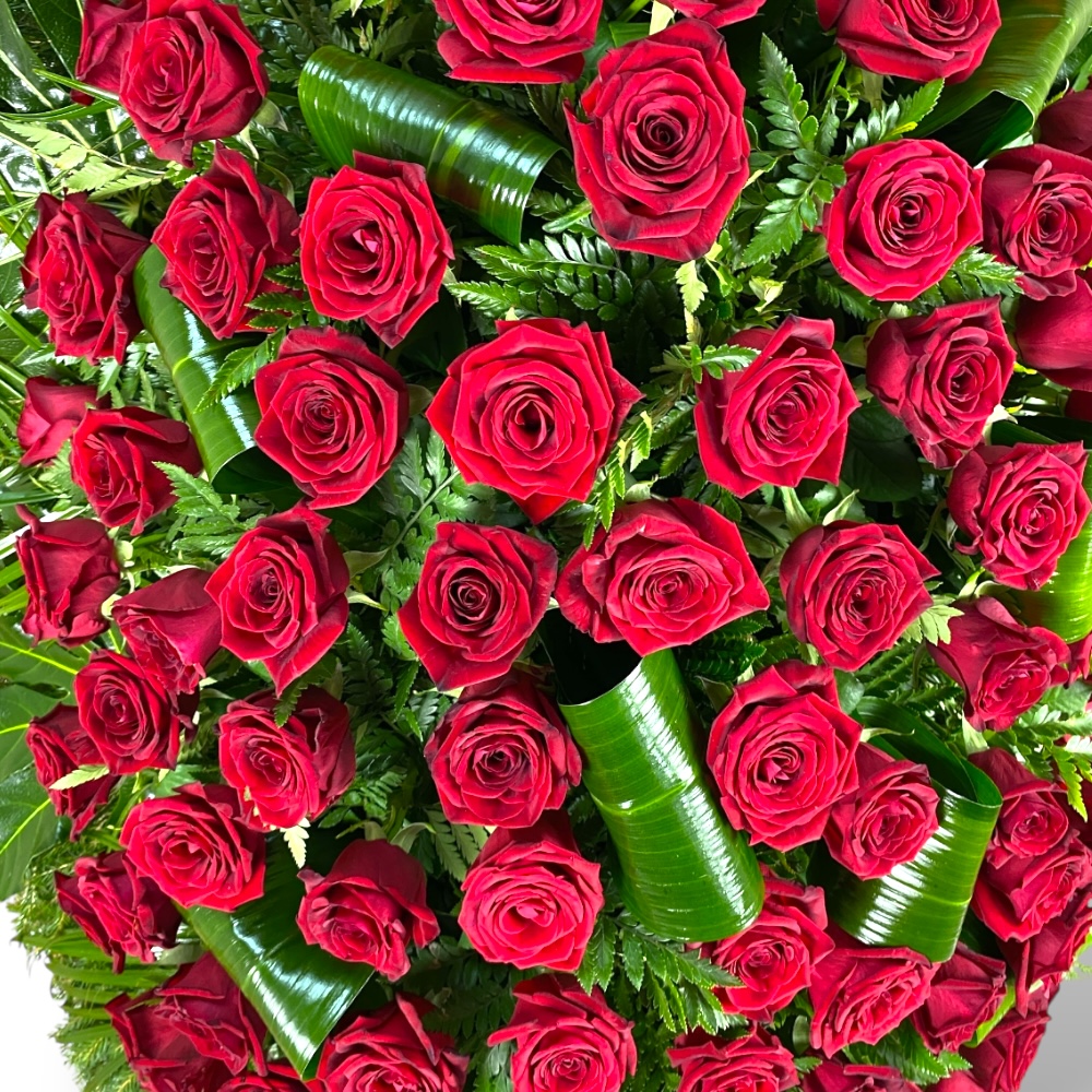 венок из живых цветов, венок на похороны, красные розы, RED NAOMI, траурный венок, цветы на похороны, ритуальные цветы, венок из роз.