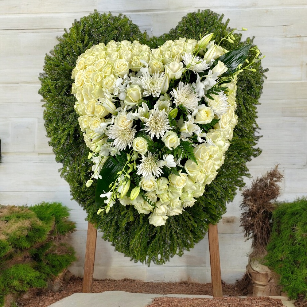 венок сердце, живые цветы, венок на похороны, белые розы, хризантемы, орхидеи, лилии, траурная флористика, ритуальные цветы.