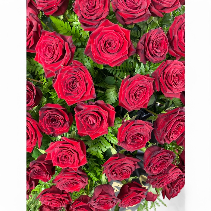 траурные венки, венок из красных роз, венок на похороны, живые цветы на похороны, RED NAOMI розы, артикул ВЖ-001.