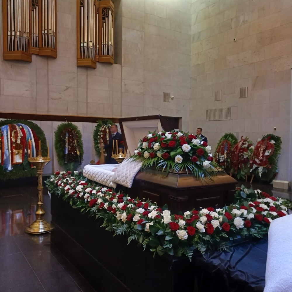 траурный зал, оформление траурного зала, живые цветы, венки из живых цветов, комплект для траура, ритуальные услуги, арт. КТ-001, траурные аксессуары.