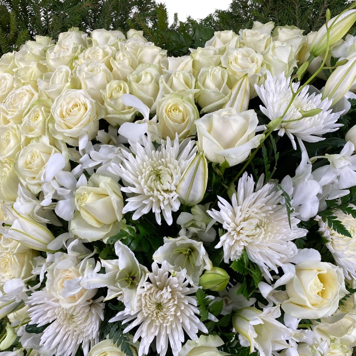 венок сердце, живые цветы, венок на похороны, белые розы, хризантемы, орхидеи, лилии, траурная флористика, ритуальные цветы.