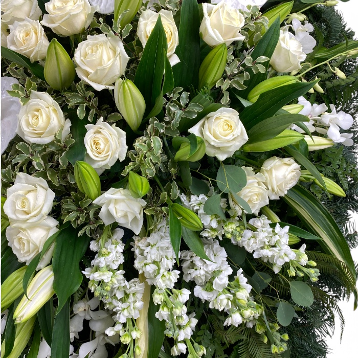 Траурный венок из живых цветов Арт. ВЖ-002 | Антуриум, розы, орхидеи, лилии