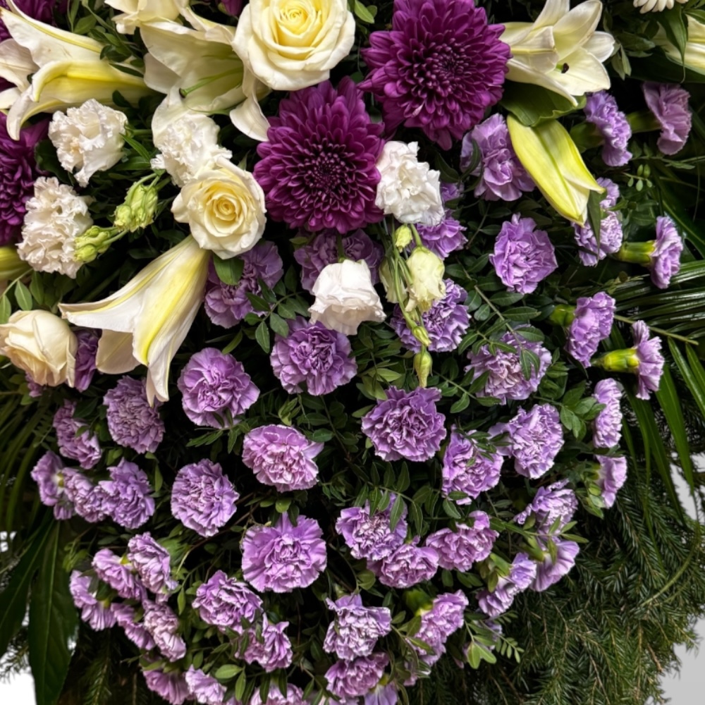 венок на похороны, венок из живых цветов, хризантемы, лилии, лизиантус, гвоздика, ритуальные цветы, траурные цветы, похоронные атрибуты, венки на заказ.