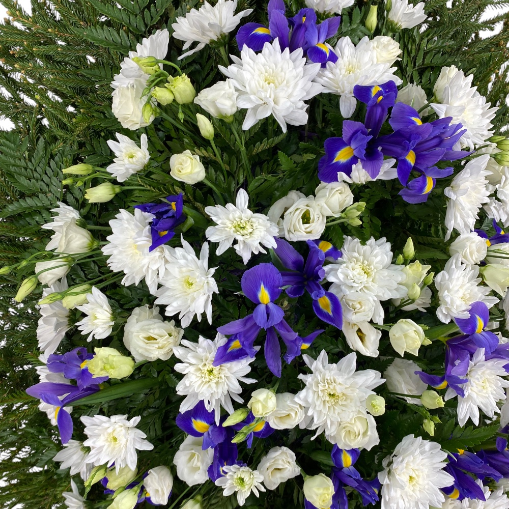 венок на похороны, венок из живых цветов, хризантемы, ирисы, лизиантус, траурный венок, ритуальные цветы, венок артикул ВЖ-026